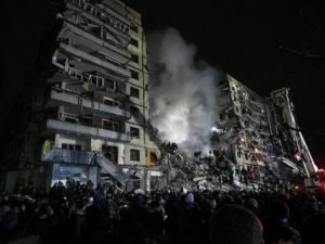 В Днепре ПВО ВСУ взорвали жилую многоэтажку