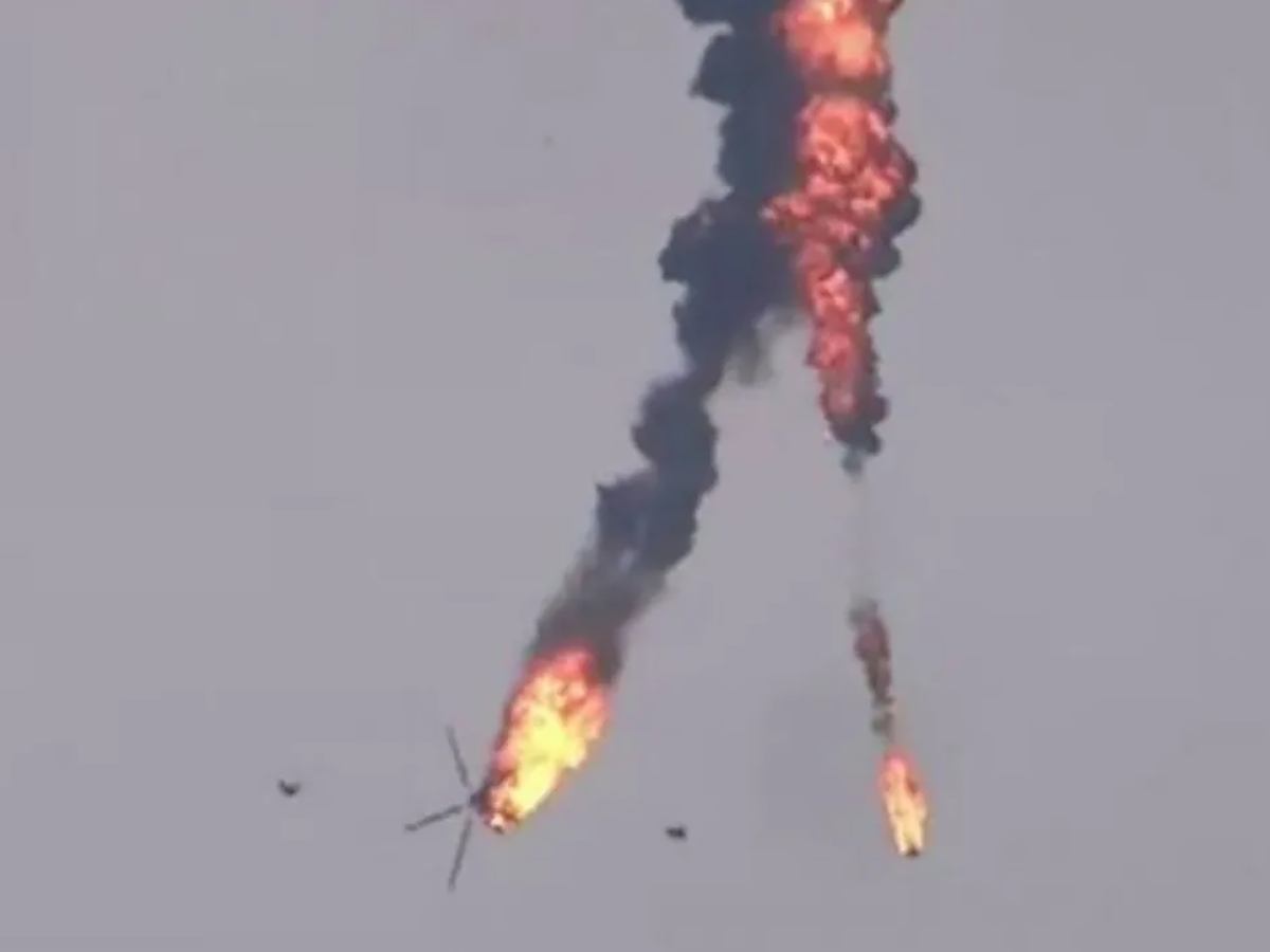 Над Артемовском “вагнеровцы” сбили вертолет Ми-8 ВСУ, пытавшийся эвакуировать офицеров: опубликовано видео (ВИДЕО)