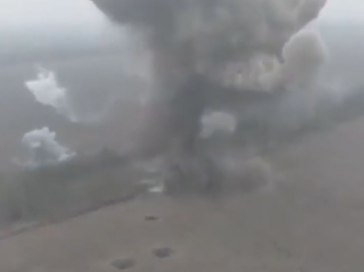 Мощнейший взрыв склада боеприпасов в зоне СВО едва не уничтожил снимавший на видео дрон (ВИДЕО)