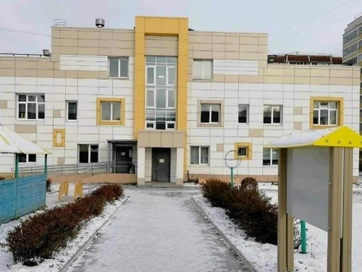 В Екатеринбурге умерла 4-летняя девочка, зацепившаяся шарфом на горке в детсаду