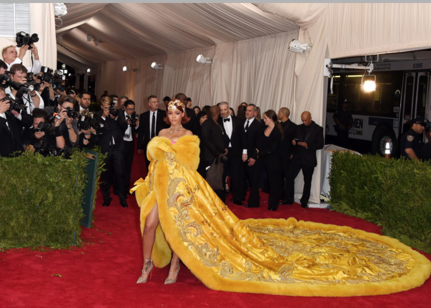 Платья звезд, которые хочется детально разглядывать