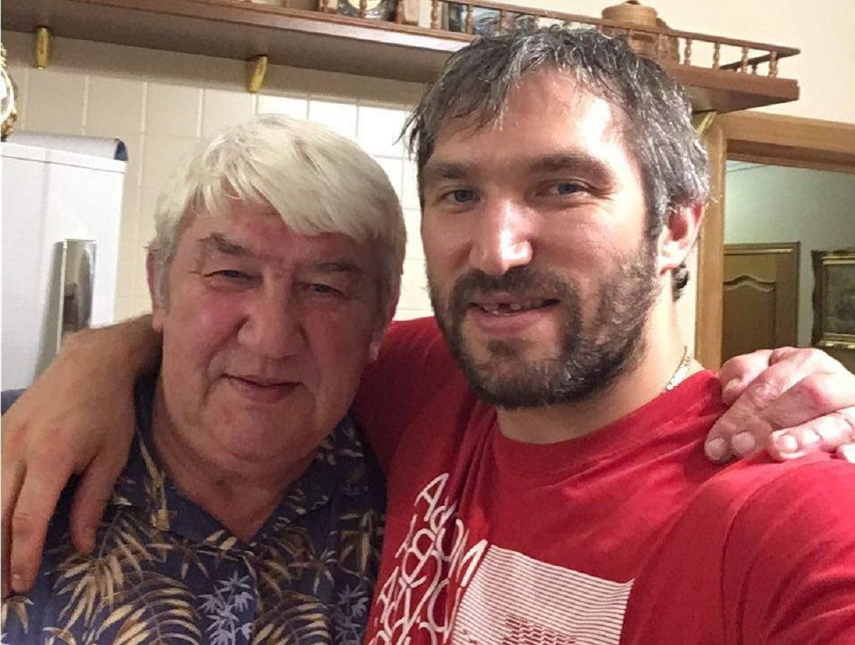 Хоккеист Александр Овечкин сообщил о смерти своего отца