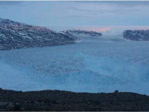 Ученые сняли на видео как разрушается айсберг