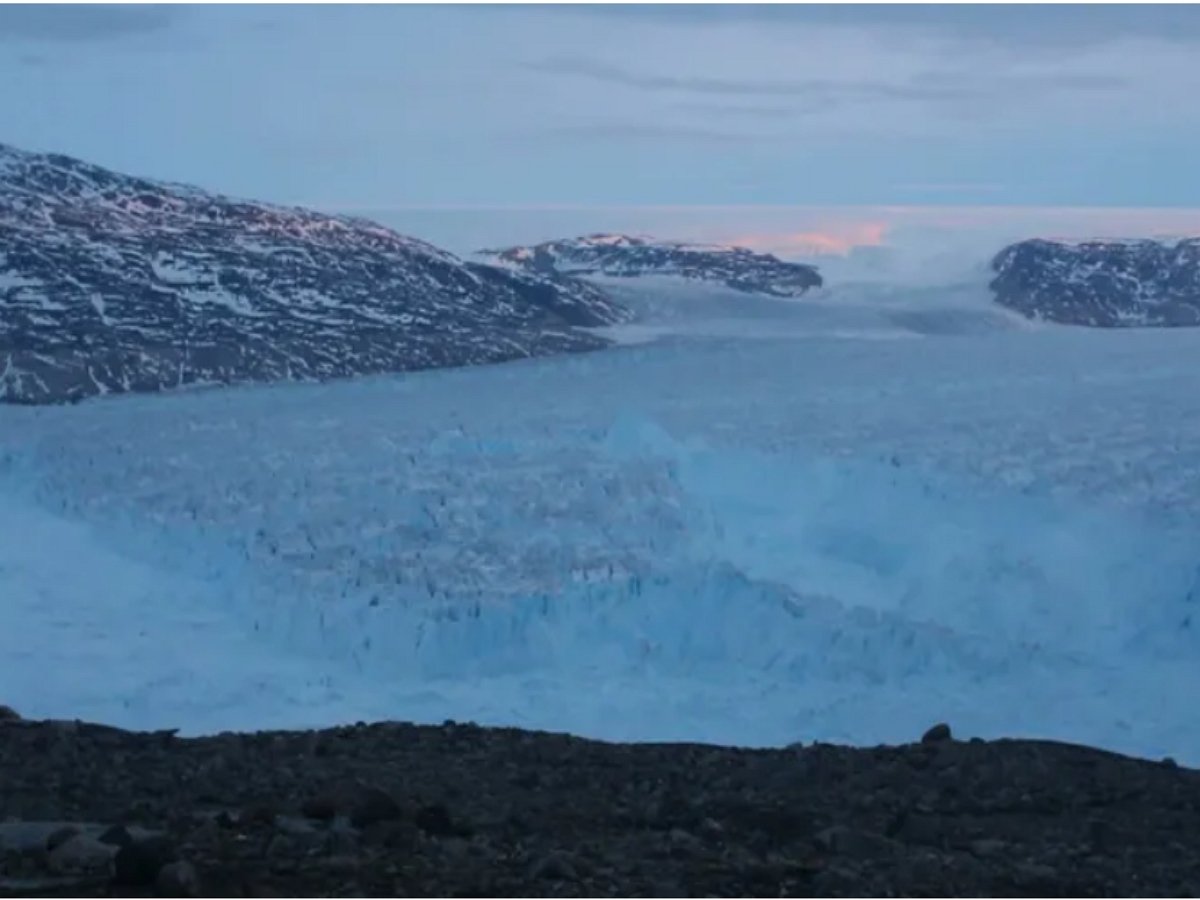 Ученые сняли на видео как разрушается айсберг