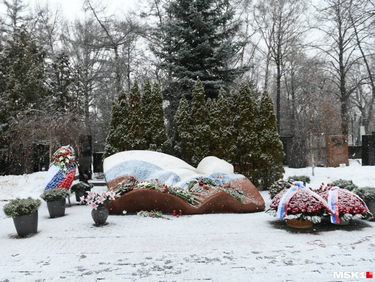 На могиле Ельцина в Москве нашли букет роз от Анатолия Чубайса