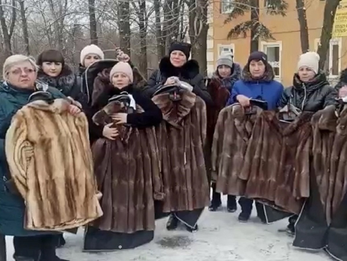 Вдовам погибших на Донбассе военнослужащих подарили шубы