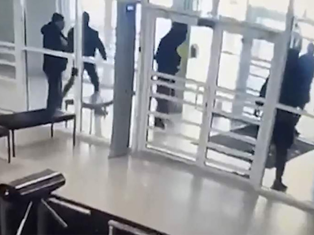 В Челябинске школьники с молотками ворвались в школу