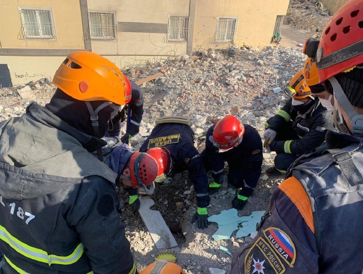 Российские спасатели нашли на завалах в Турции кастрюлю с $150 тысячами