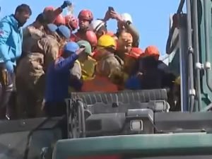 До сих пор находят живых людей.