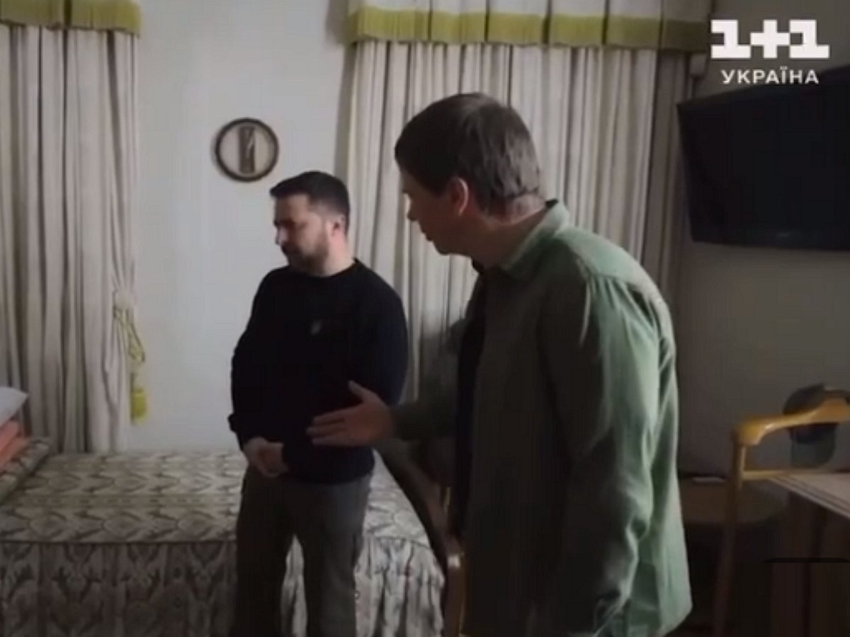 Зеленский показал комнату в бункере, где живет с начала СВО уже год