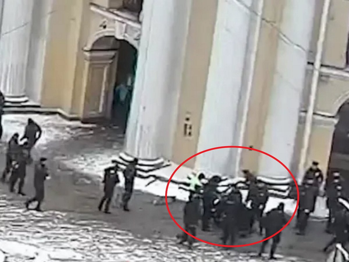 Злоумышленник расстрелял омоновца в центре Петербурга под песню «Вставай страна огромная», попав на видео