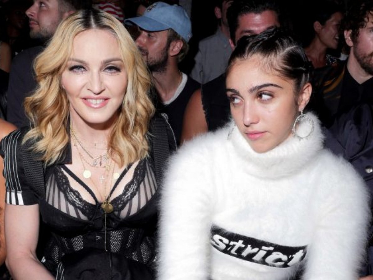 Дочь Мадонны высмеяли на Неделе высокой моды за нелепый вид