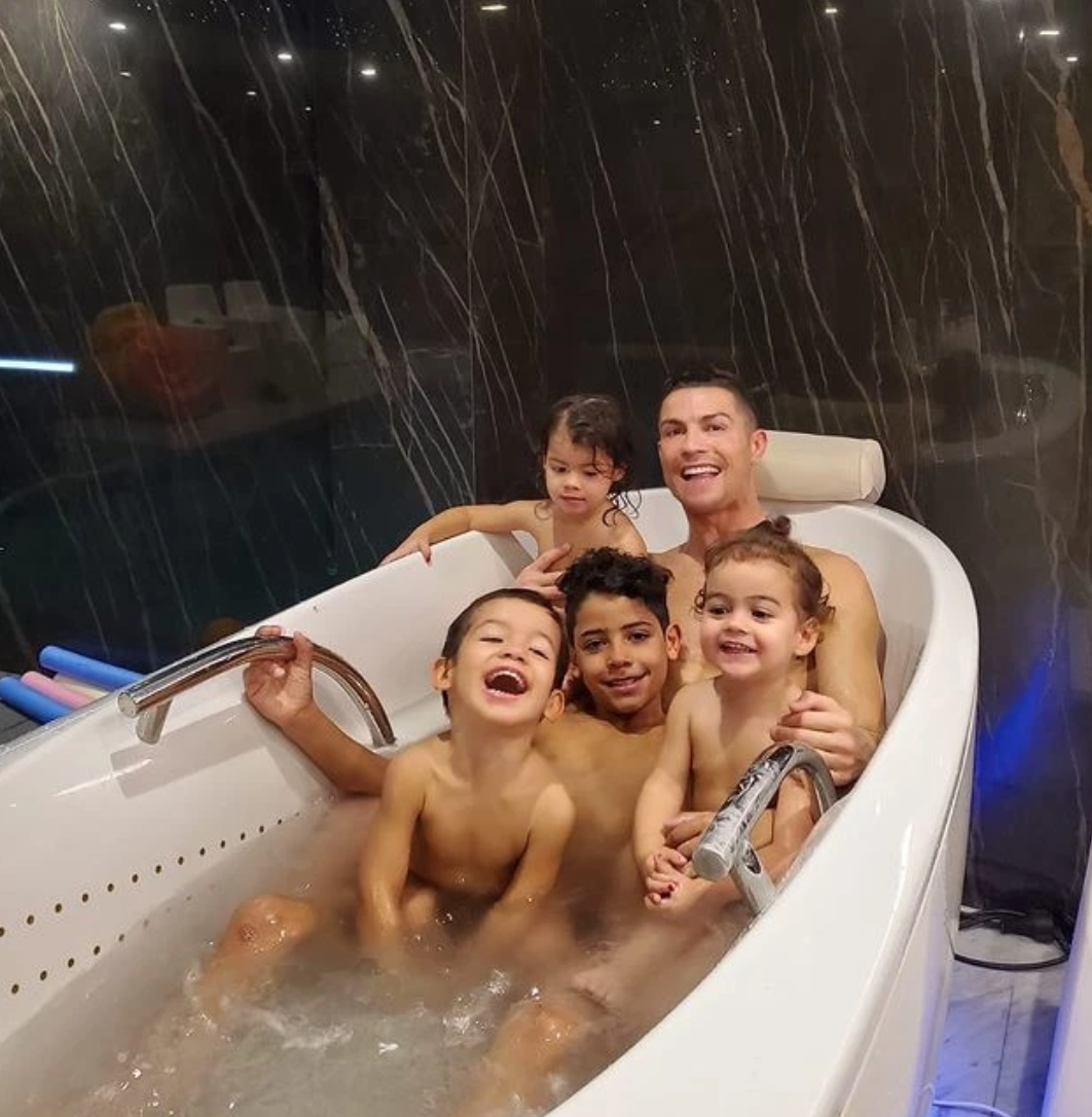 Звезды, которые оказались многодетными родителями