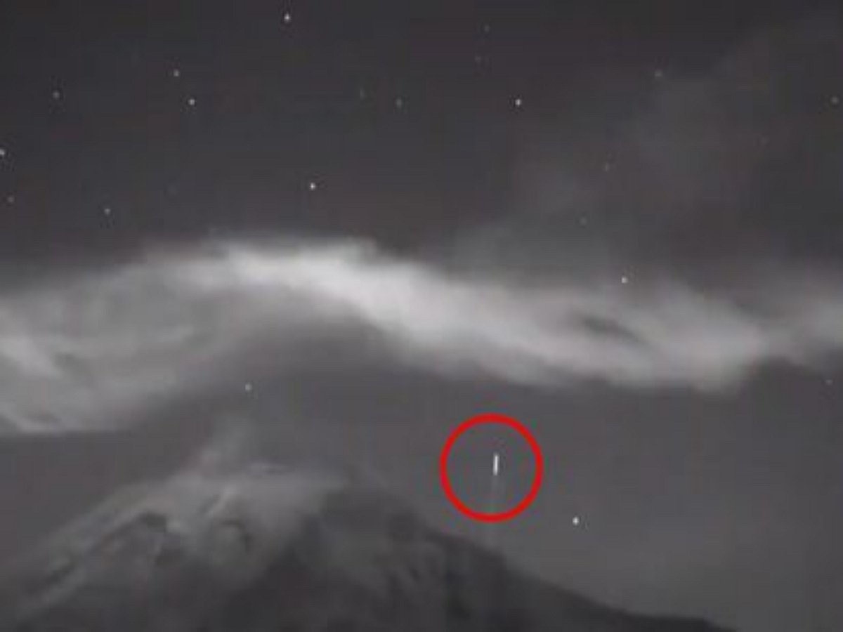 НЛО вылетело из вулкана Попокатепетль