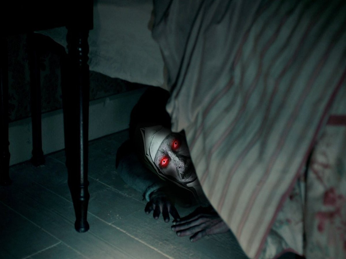 Призрак-хулиган преследует парня, громя его квартиру