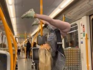 Пассажиры метро во время поездки насладились танцем красотки на поручне