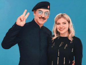 Внучка Боярского подставила грудь пятого размера весеннему солнцу