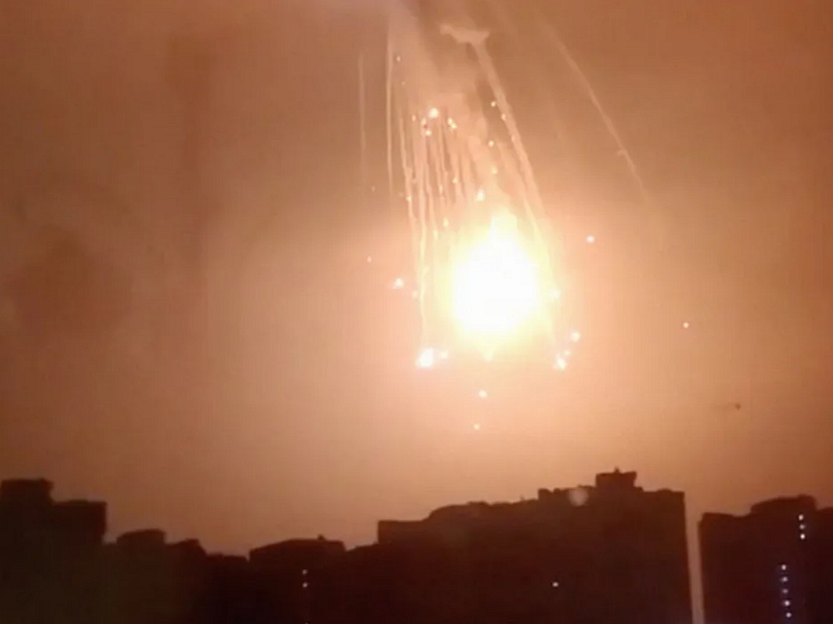В небе над Белгородом раздались девять мощных взрывов