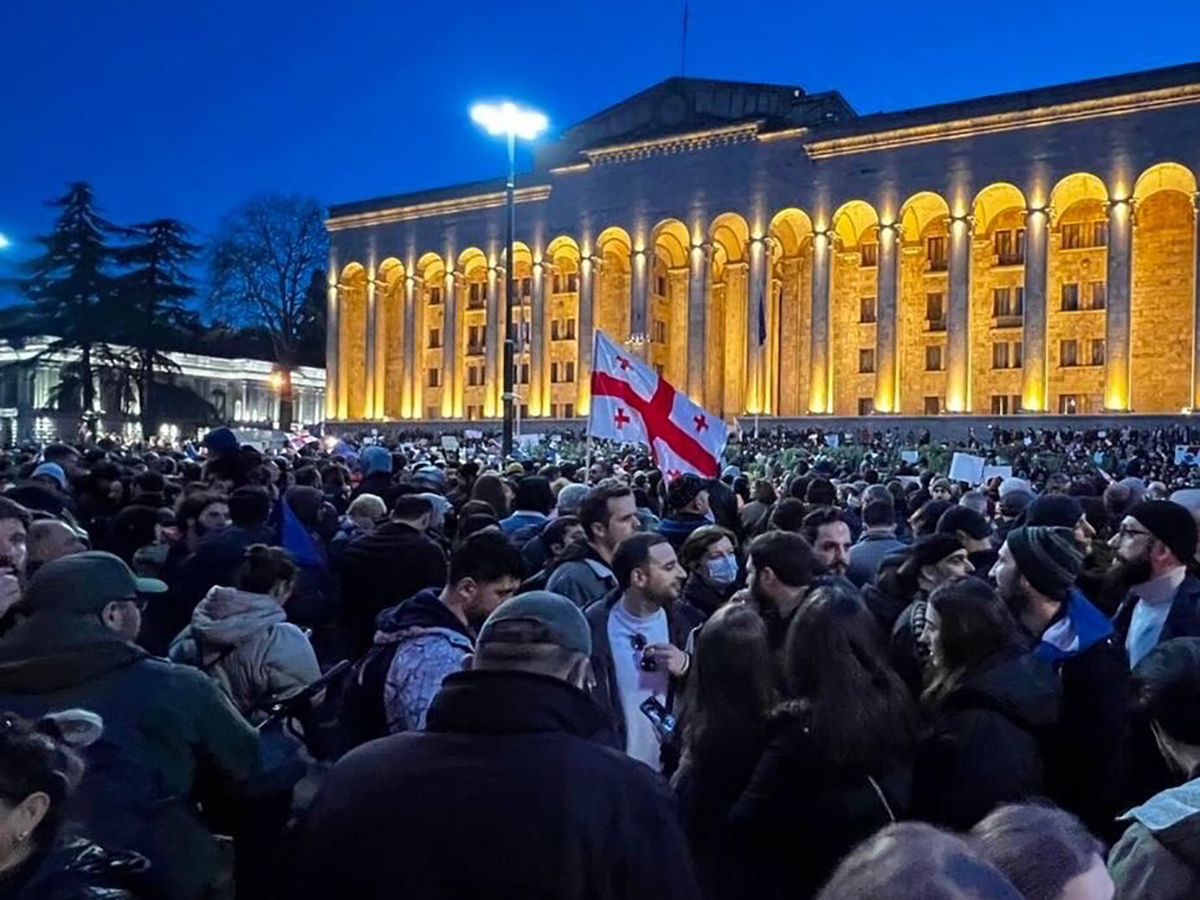 На фоне массовых протестов парламент Грузии отозвал закон об иноагентах