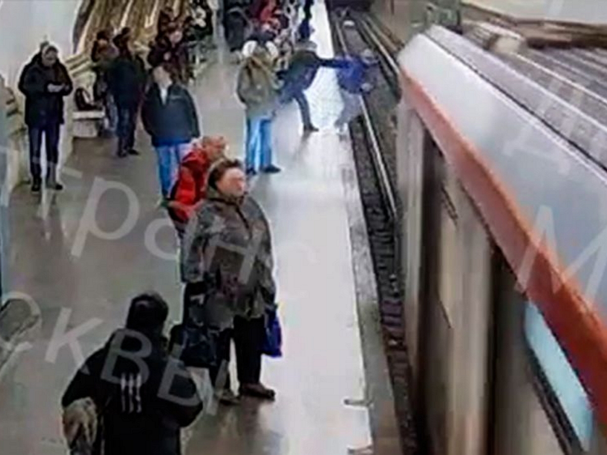 Психбольной толкнул подростка под поезд на станции метро “Киевская”: инцидент попал на видео (ВИДЕО)