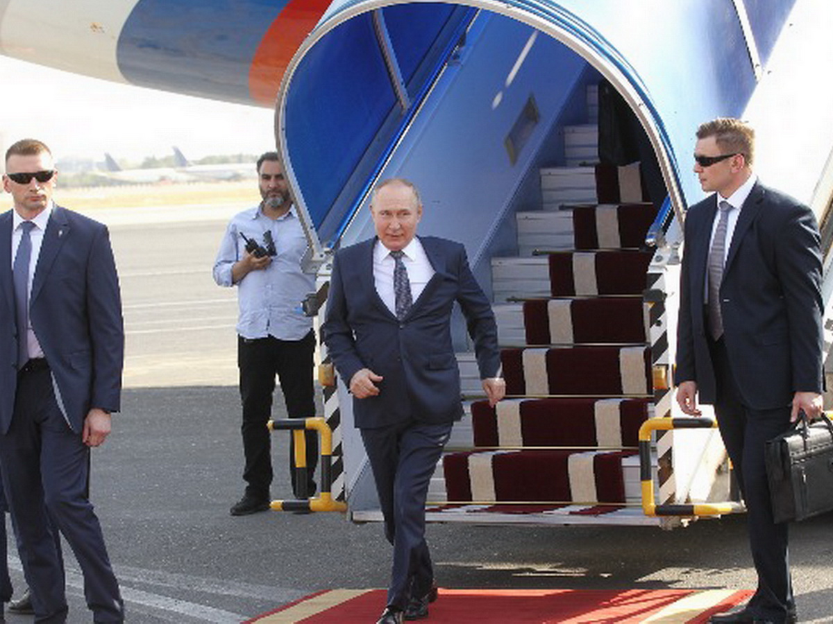 Путин сходит с трапа самолета