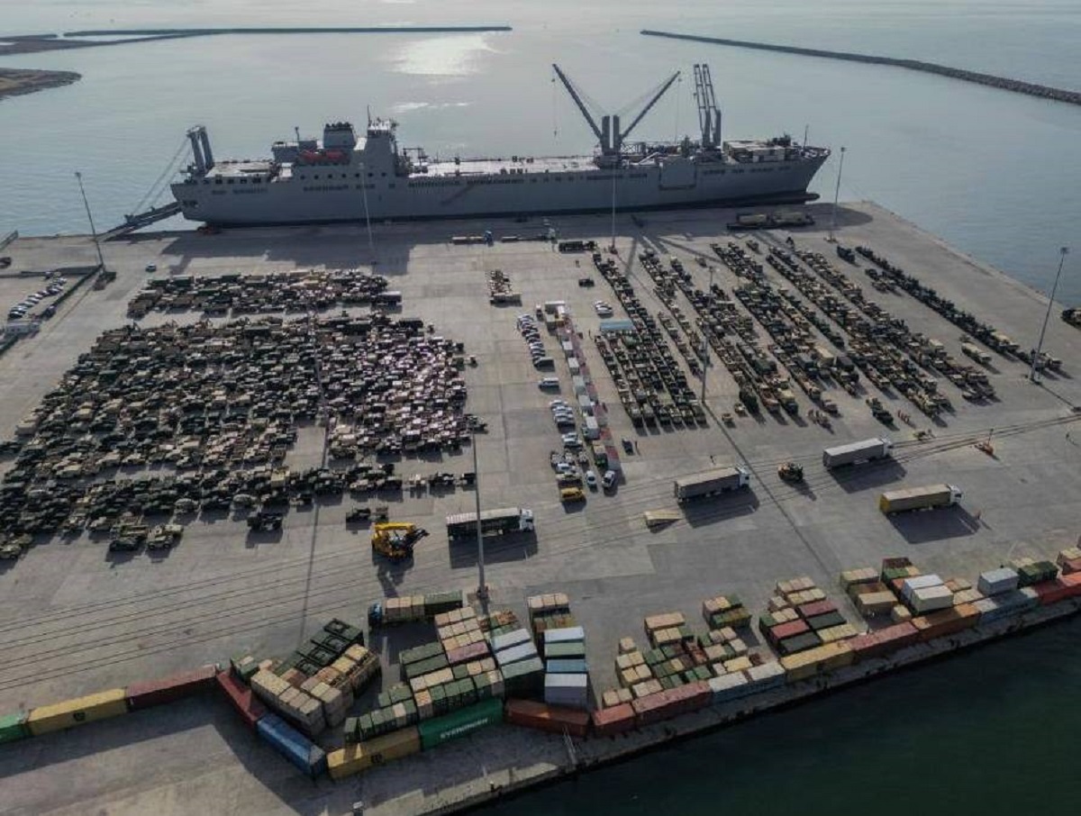 Военная техника из США застряла в порту Греции: опубликованы фото