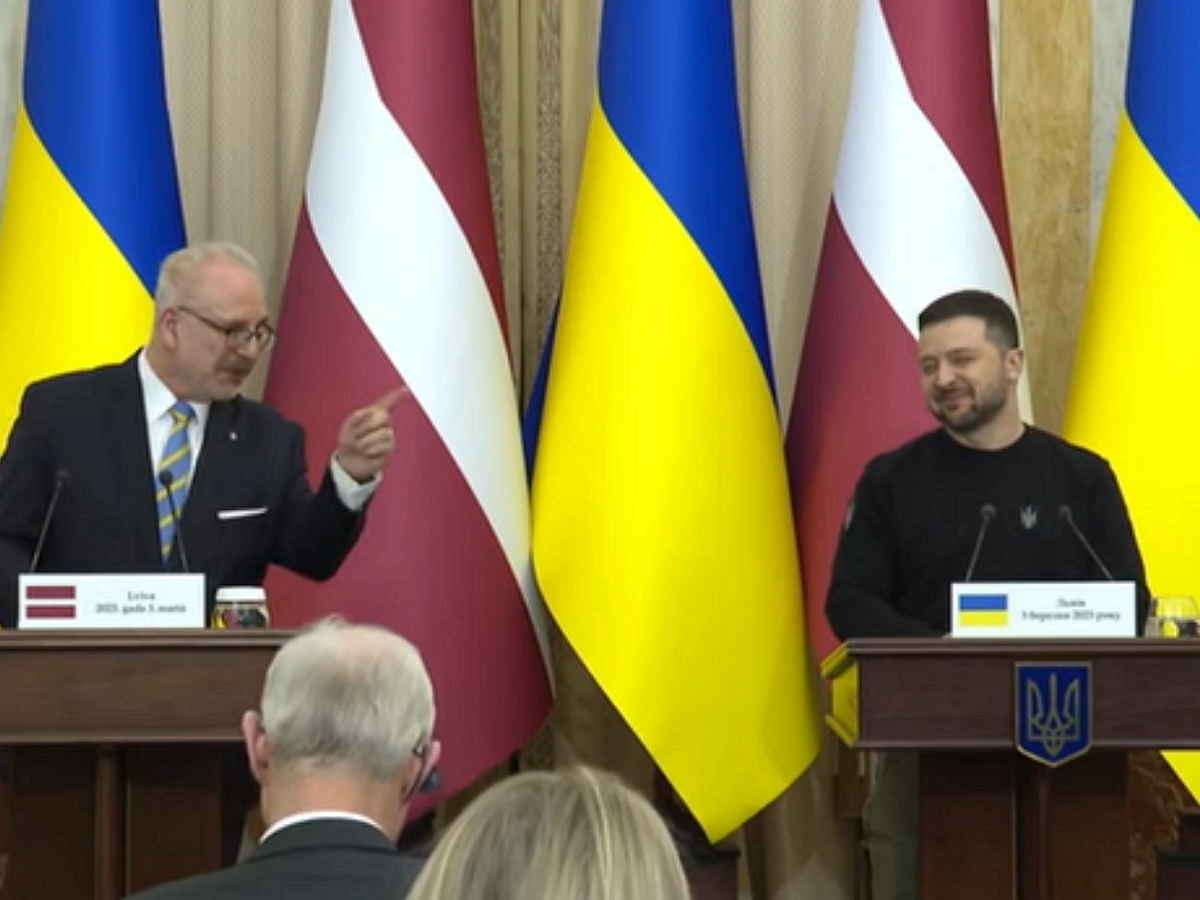 Зеленский рассмеялся из-за слов президента Латвии о победе Украины