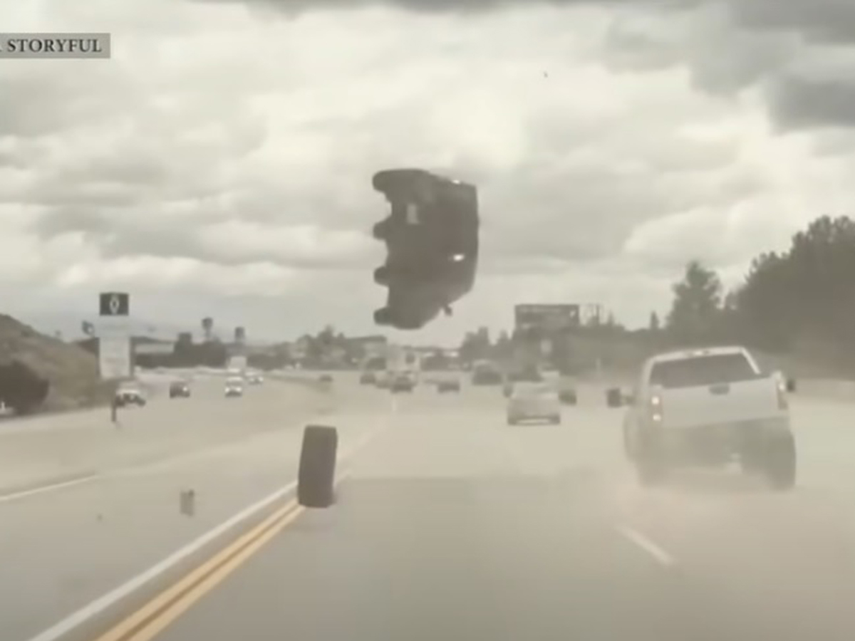 видео с дорожной аварией взорвало Сеть
