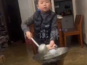 Пятилетний малыш не только готовит еду, но и одновременно лихо отплясывает