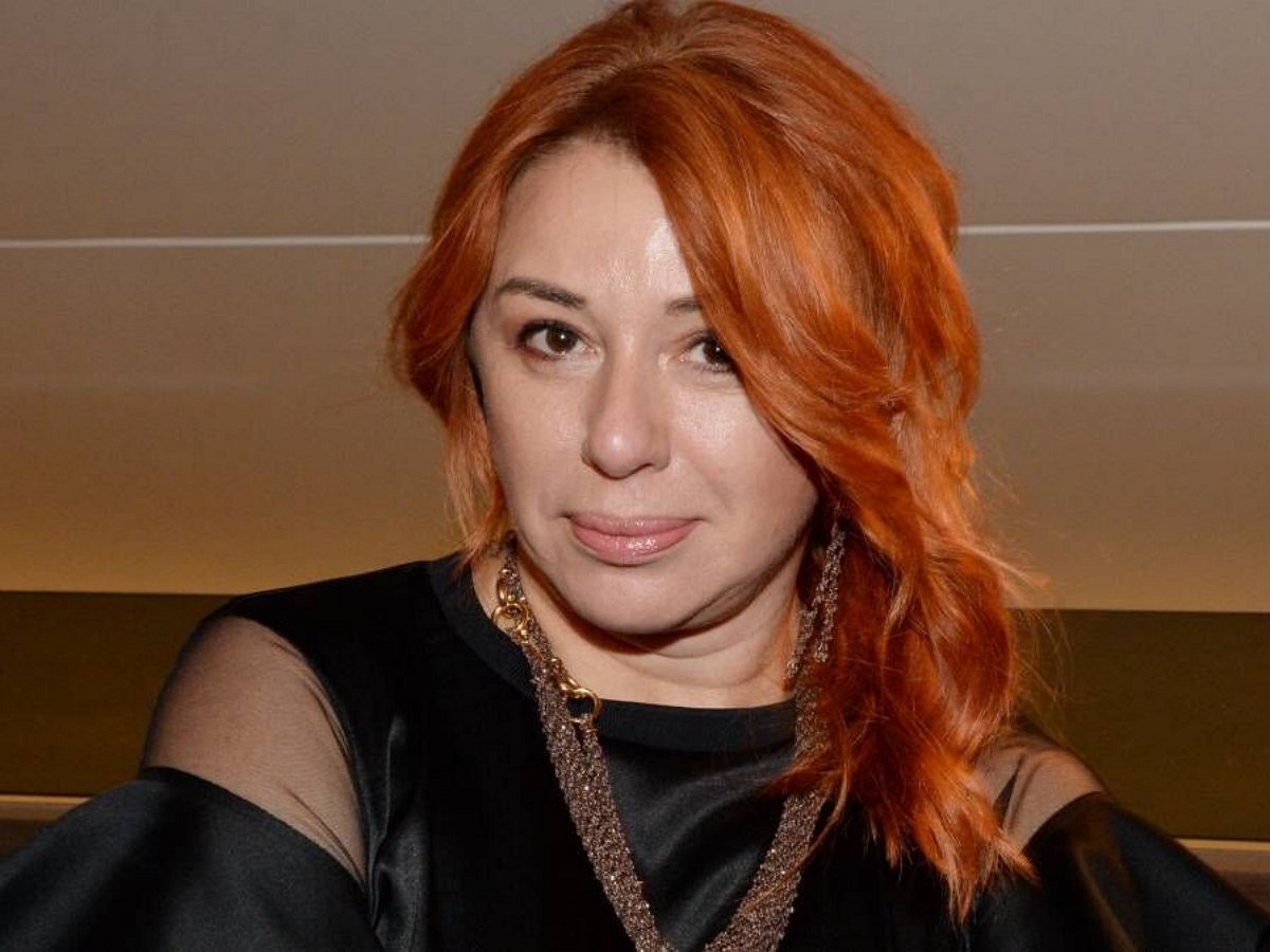 Алена Апина неожиданно оголилась на светской вечеринке, вывалив “хозяйство” из блузки