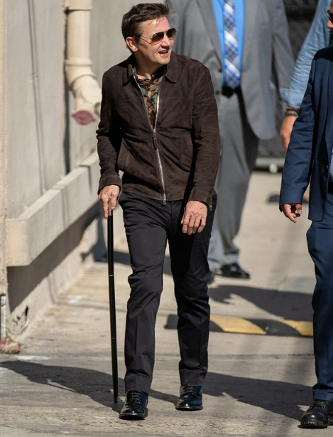 Актер «Мстителей» Джереми Реннер, переломавший 30 костей, вышел в свет