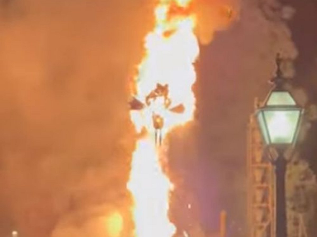 Гигантский аниматронный дракон загорелся в парке развлечений