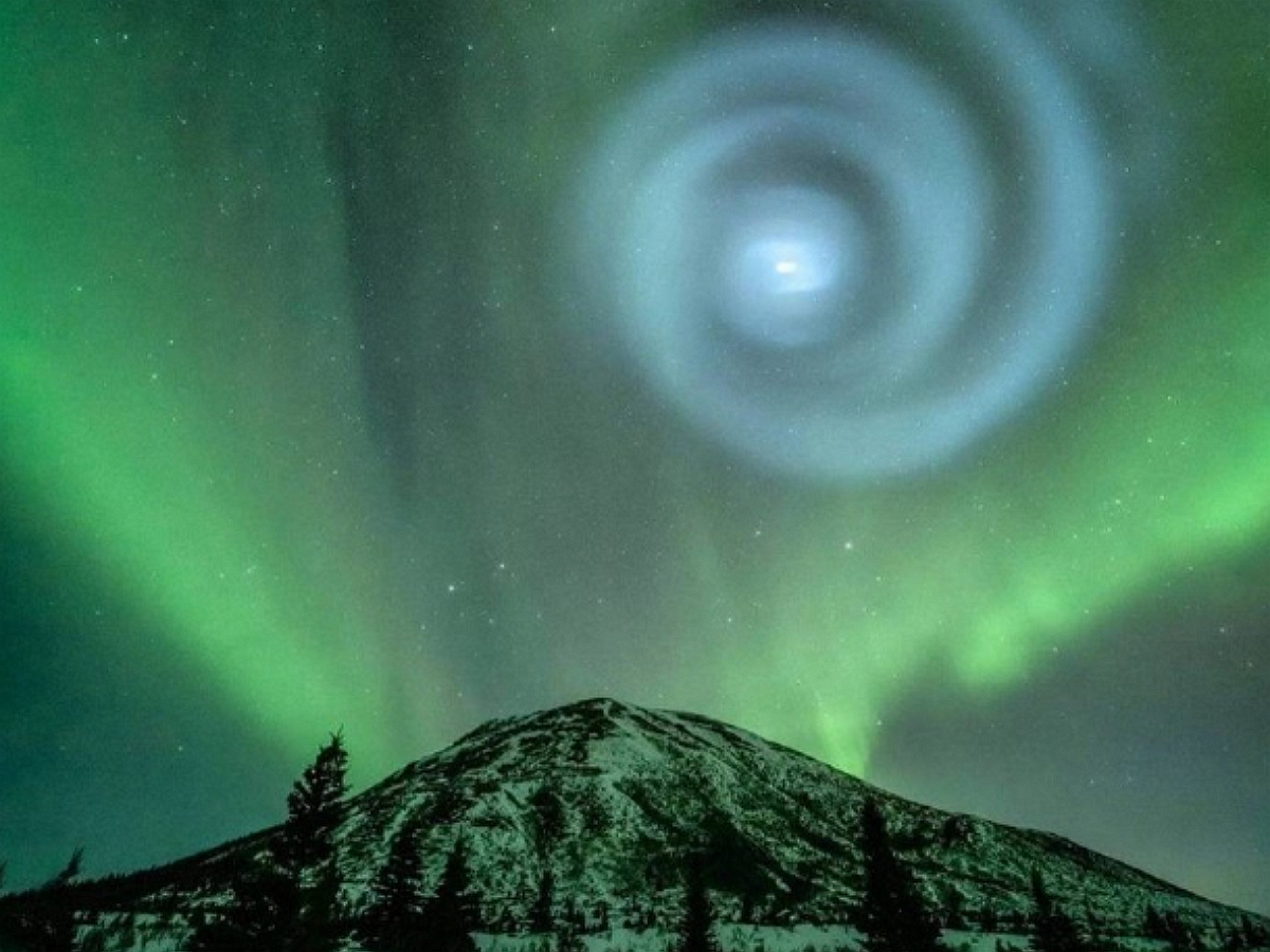 В ночном небе Аляски появилась странная светящаяся спираль