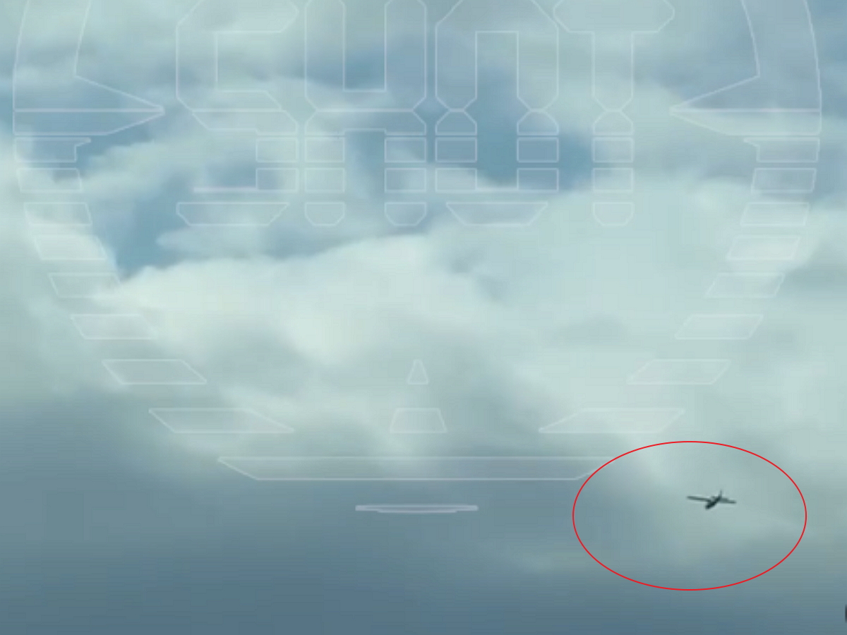 В Подмосковье очевидцы засняли в небе на видео крупный беспилотник