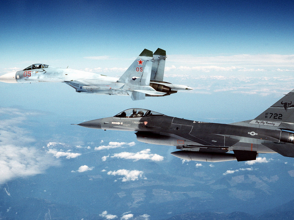 CNN: воздушный бой российского Су-35 против F-16 напугал Пентагон
