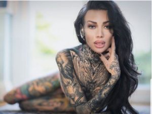 «Самая татуированная женщина Британии» снялась топлес, возбудив фанатов