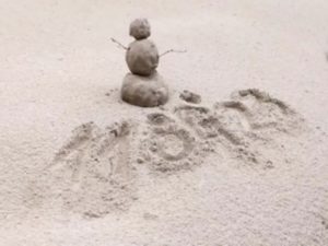 Жители Камчатки лепят пепловиков и играют в черных ангелов