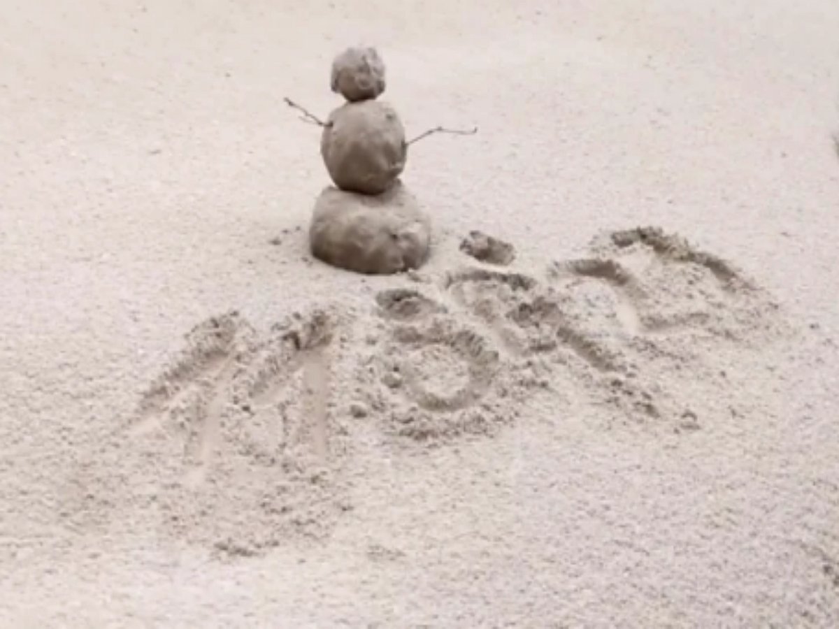 Жители Камчатки лепят пепловиков и играют в черных ангелов