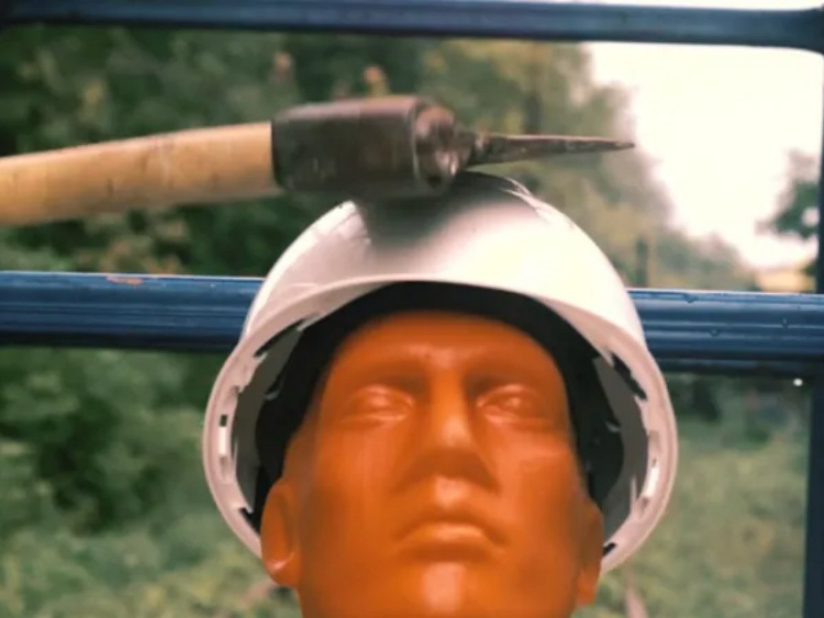 Сможет ли каска спасти вас от кирпича