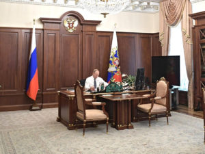 Путин в кабинете портрет