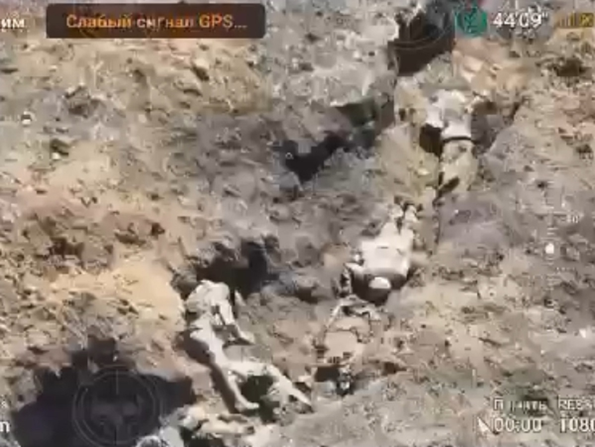 Окопы под Бахмутом завалены трупами бойцов ВСУ: опубликовано видео