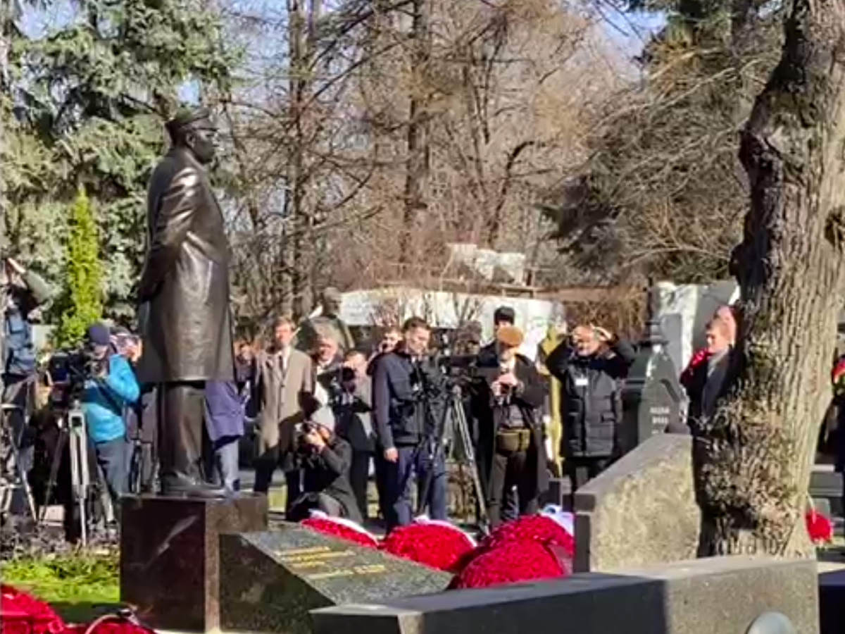 В Москве открылся памятник Владимиру Жириновскому