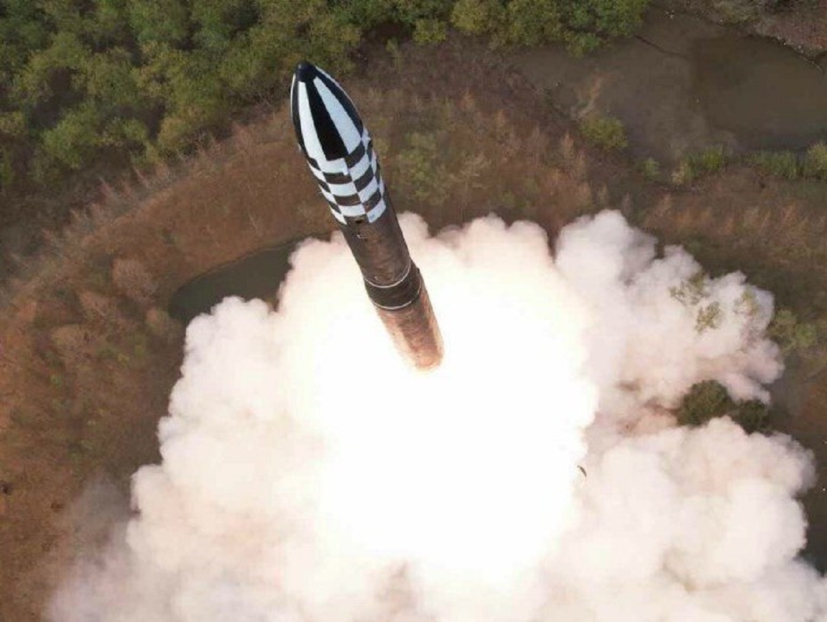 КНДР на видео показала запуск баллистической ракеты «Хвасон-18»