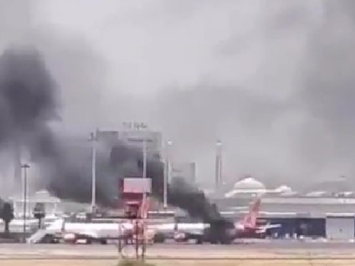 Al Arabiya в аэропорту Хартума в ходе боев уничтожен самолет ООН