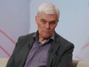 Российские политологи и военные эксперты получили посылки со статуэтками