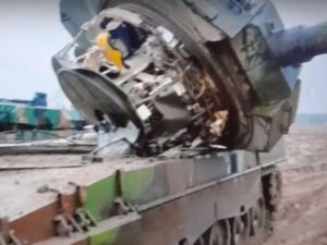 танку Leopard оторвало башню до начала боев