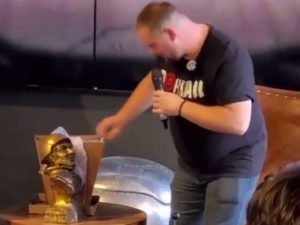 Опубликовано полное видео с моментом передачи бюста с бомбой военкору Татарскому и взрывом в кафе