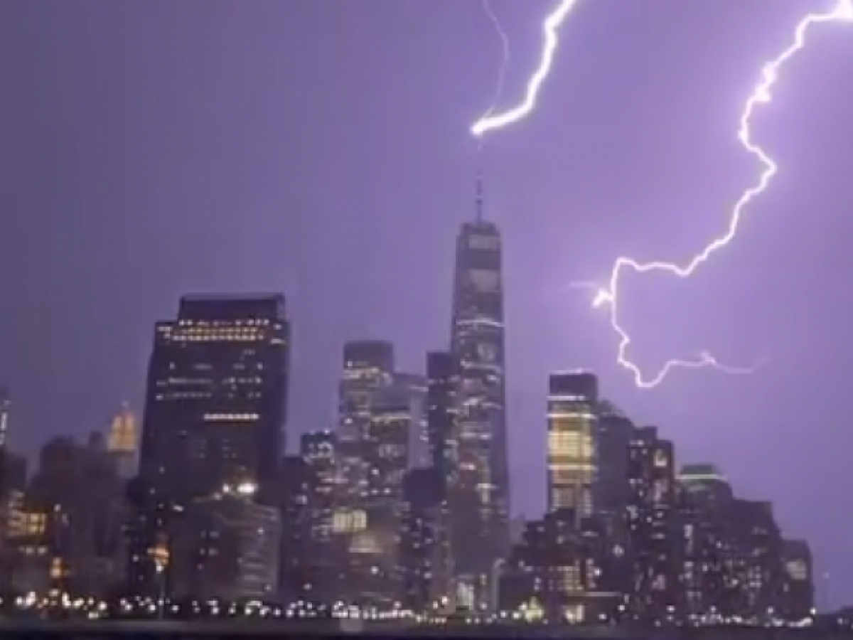 Момент удара молнии во Всемирный торговый центр в Нью-Йорке попал в кадр