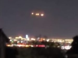 Удивительные огни в небе над Лос-Анджелесом всполошили очевидцев