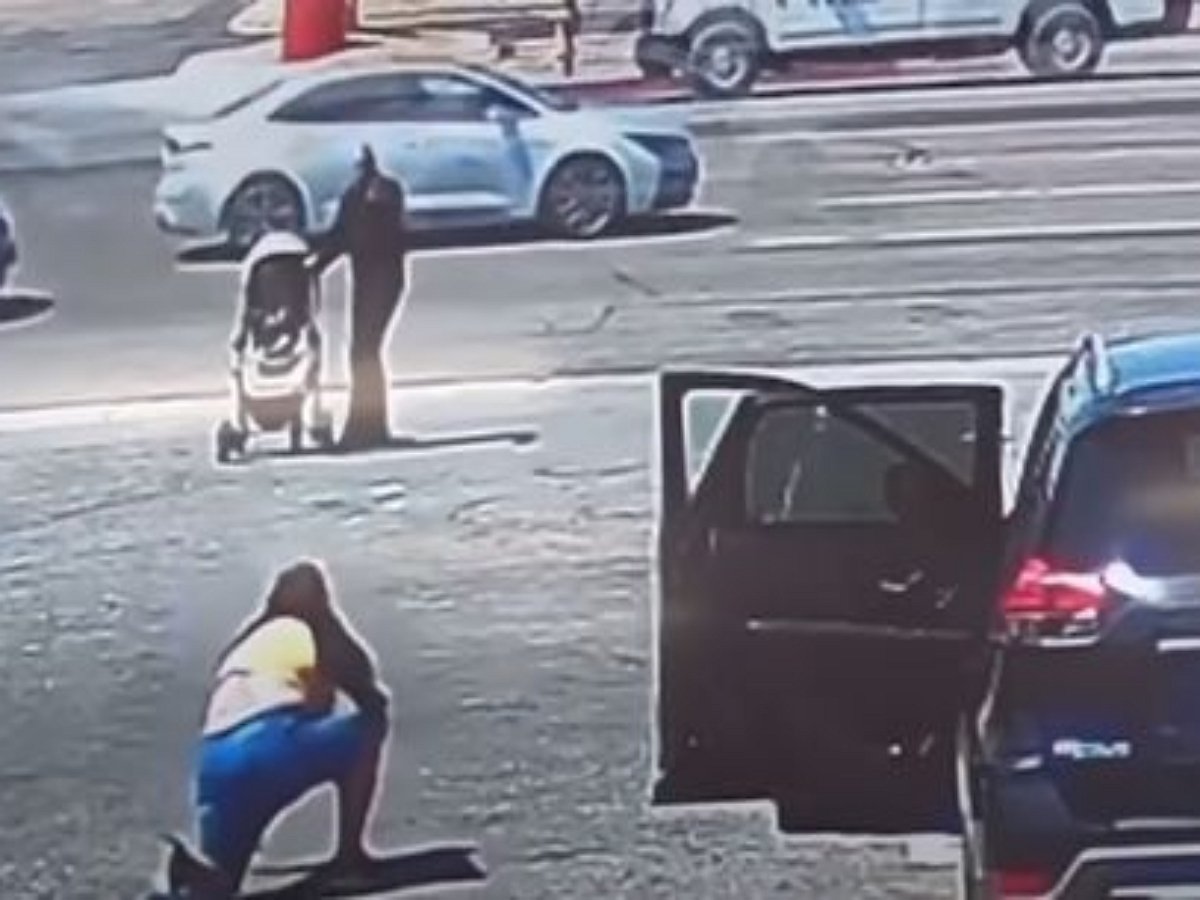 Случайный прохожий успел перехватить детскую коляску за секунду до трагедии
